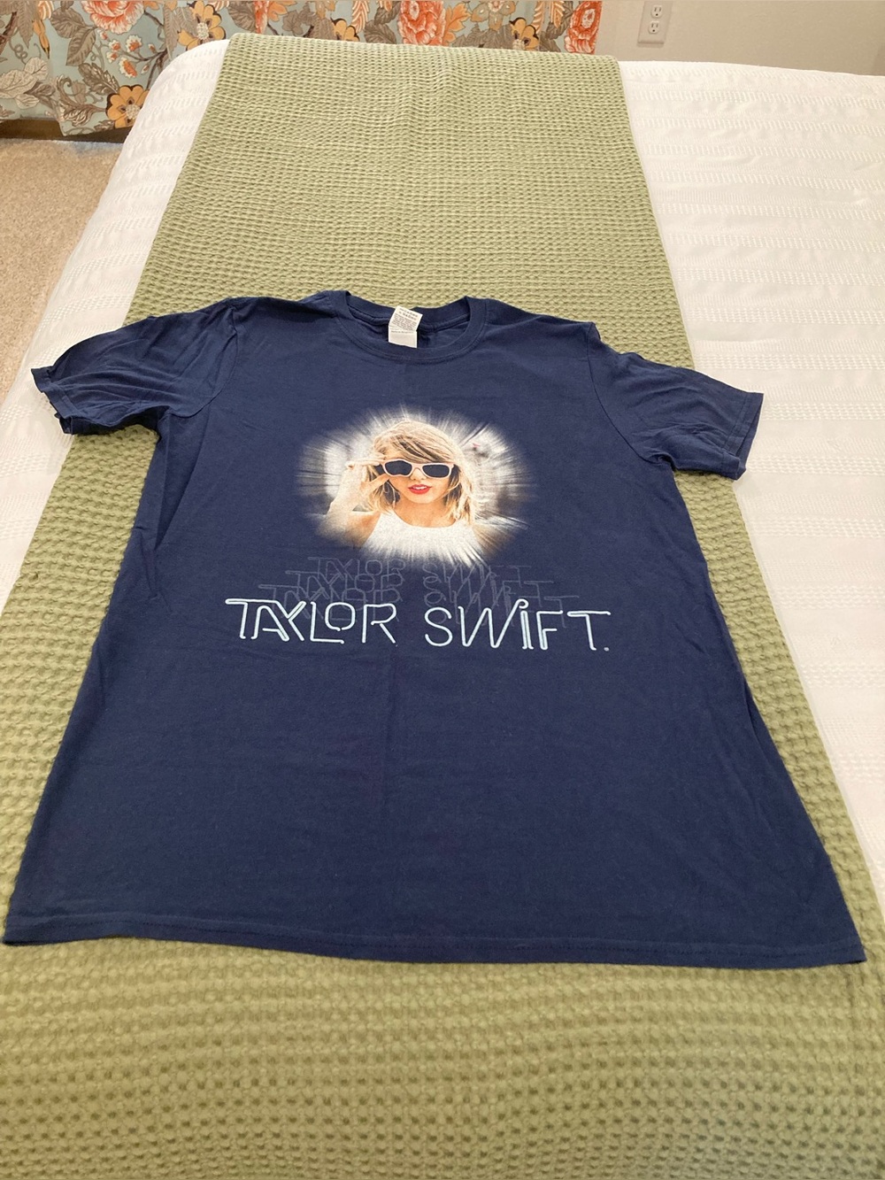 Official Taylor Swift navy blue 1989 World Tour concert short sleeve shirt m